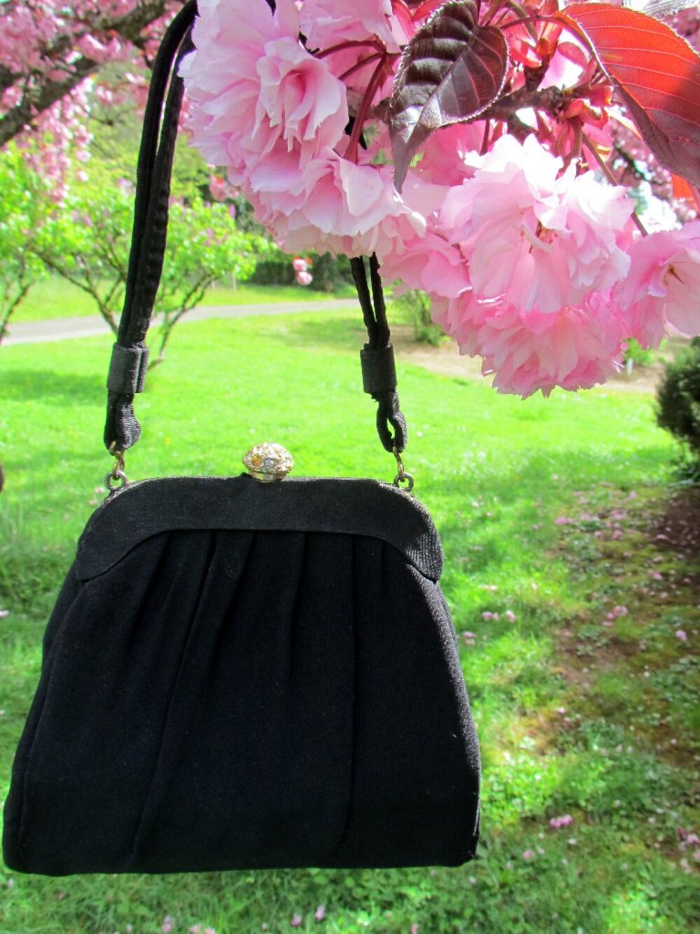 ANTIQUE PURSE, SMALL BLACK w RHINESTONE KNOB CLOSURE, VICTORIAN TO 1940s VINTAGE - Picture 4 of 7